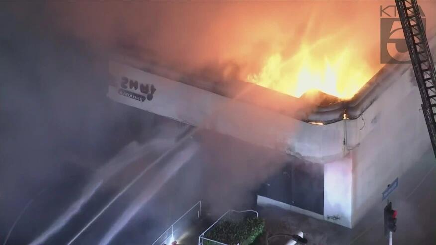 突发！洛杉矶韩国城一购物中心起火，上百消防员到场救援